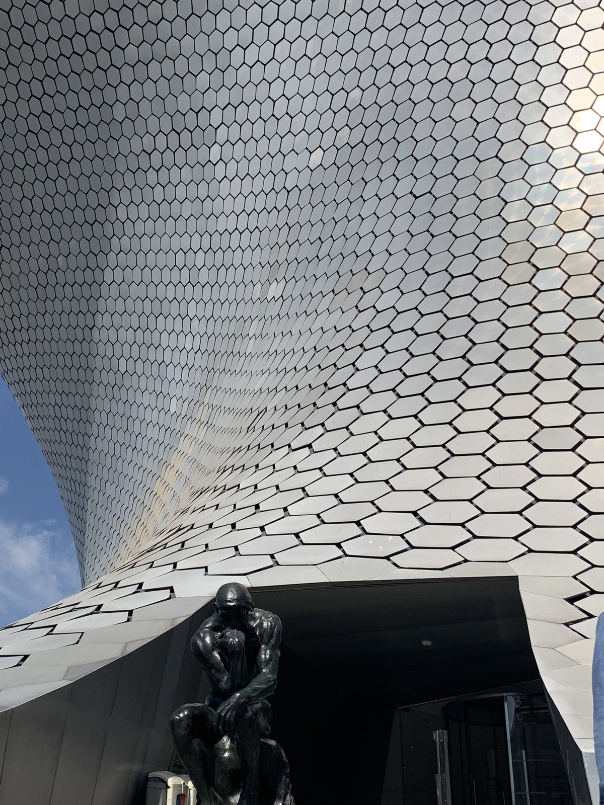 Hexagonal tiles covering the curved exterior of Museo Soumaya